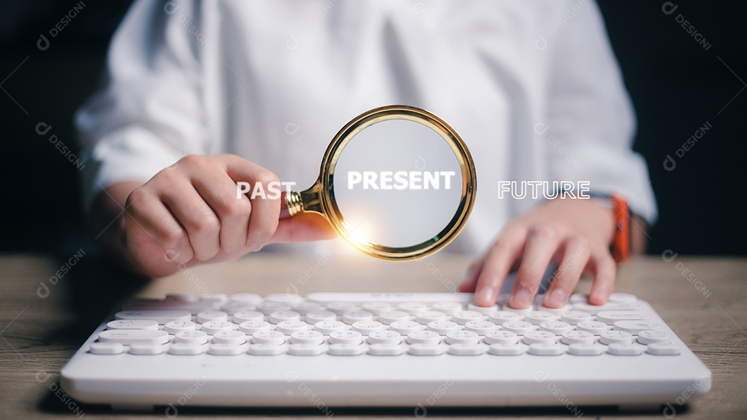 A mão da mulher segura uma lupa focalizando o tempo presente junto com o passado e o futuro.