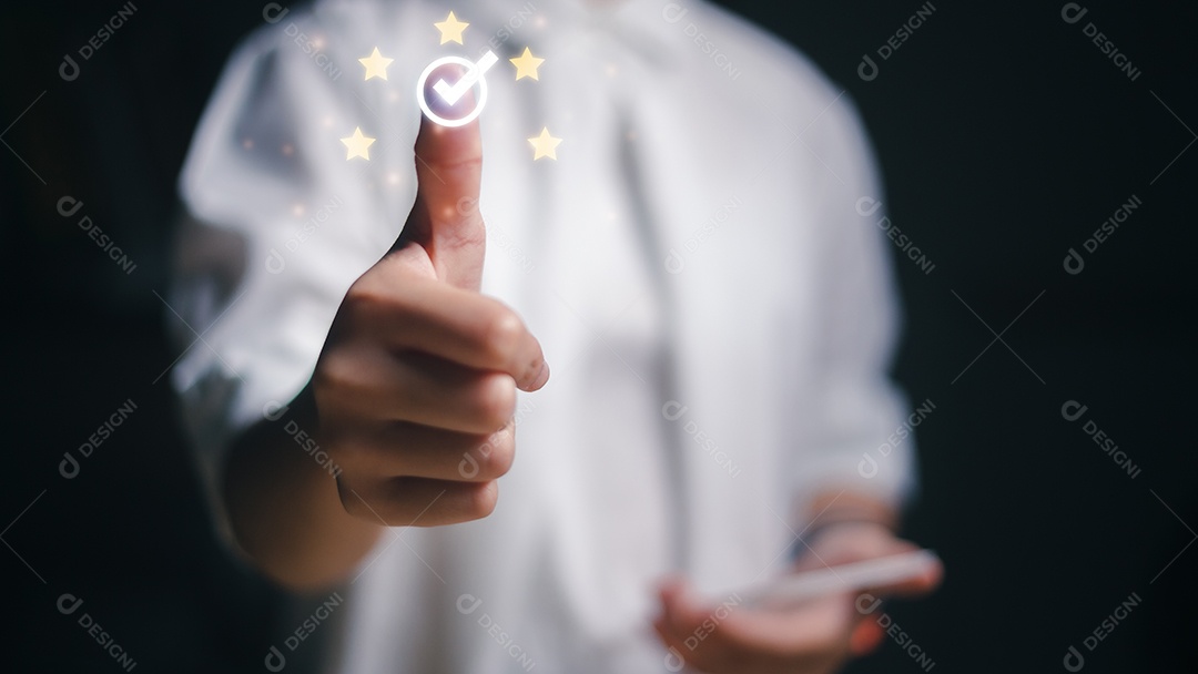 As mulheres levantam o polegar com o sinal correto e as cinco estrelas douradas