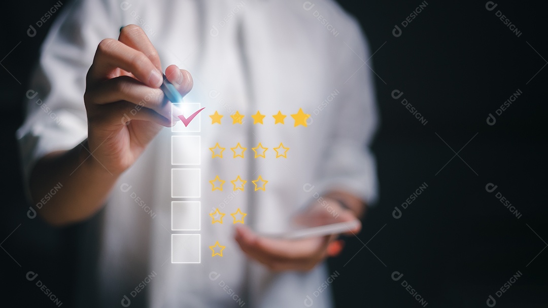 As mulheres que dão cinco estrelas amarelas indicam o mais alto nível de satisfação e avaliação do cliente
