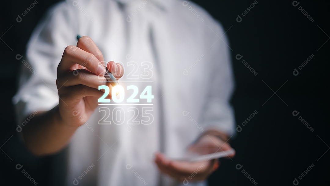 Feliz ano novo 2024 escrito à mão em uma tela virtual 2024. Novos objetivos, planos e números para o próximo ano.