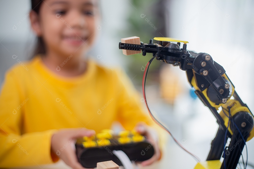 Conceito de educação STEM. Estudantes asiáticos aprendem em casa codificando braços de robôs em STEM