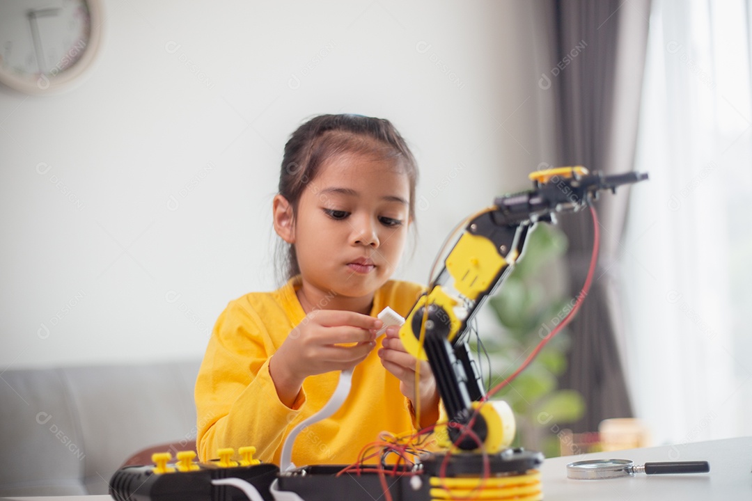Conceito de educação STEM. Estudantes asiáticos aprendem em casa codificando braços de robôs em STEM