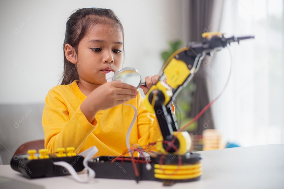 Conceito de educação STEM. Estudantes asiáticos aprendem em casa codificando braços de robôs em STEM