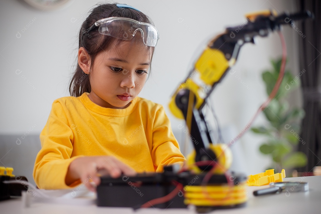 Conceito de educação STEM. Estudantes asiáticos aprendem em casa codificando braços de robôs em STEM