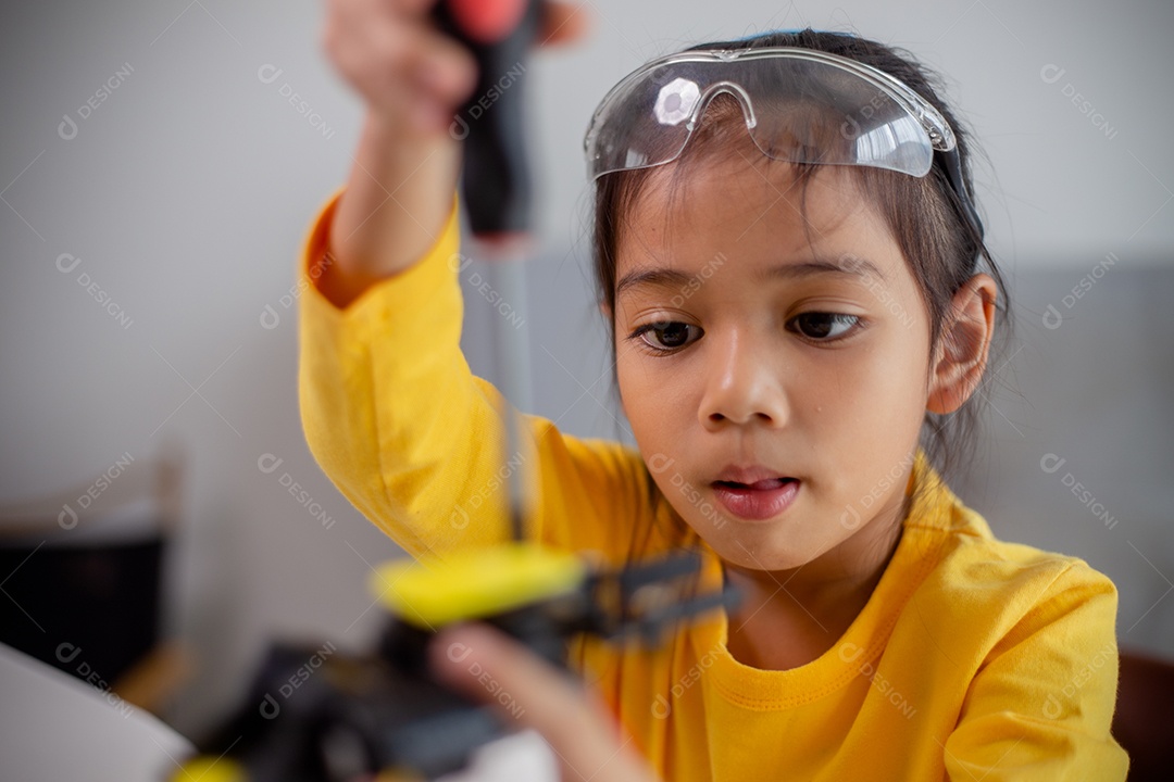 Conceito de educação STEM. Estudantes asiáticos aprendem em casa codificando braços de robôs em STEM