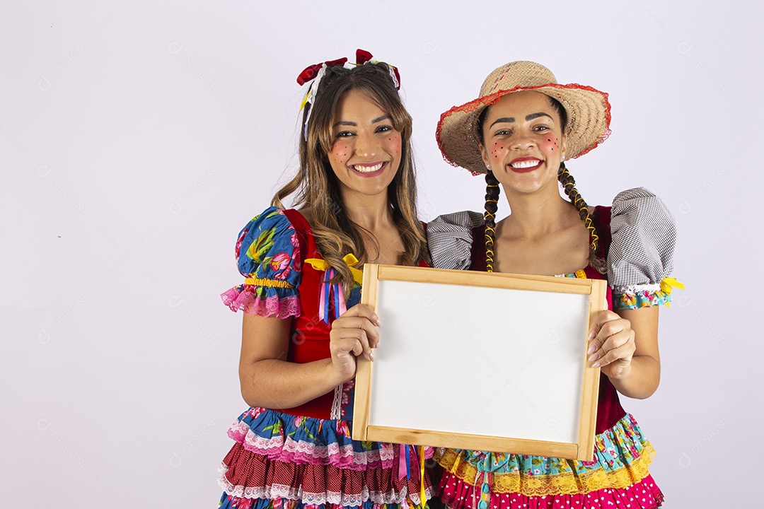 Lindas mulheres com trajes de festa junina