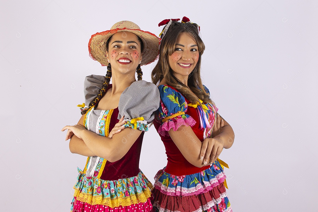 Lindas mulheres com trajes de festa junina