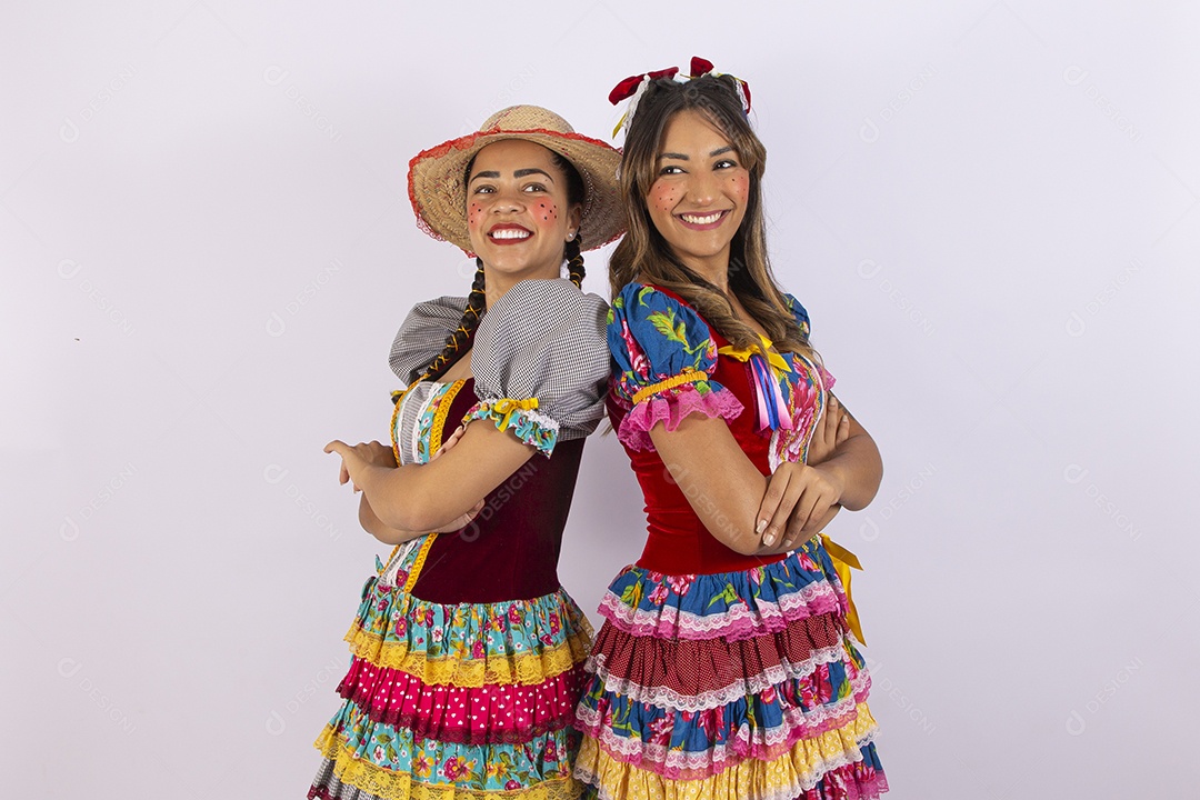 Lindas mulheres com trajes de festa junina