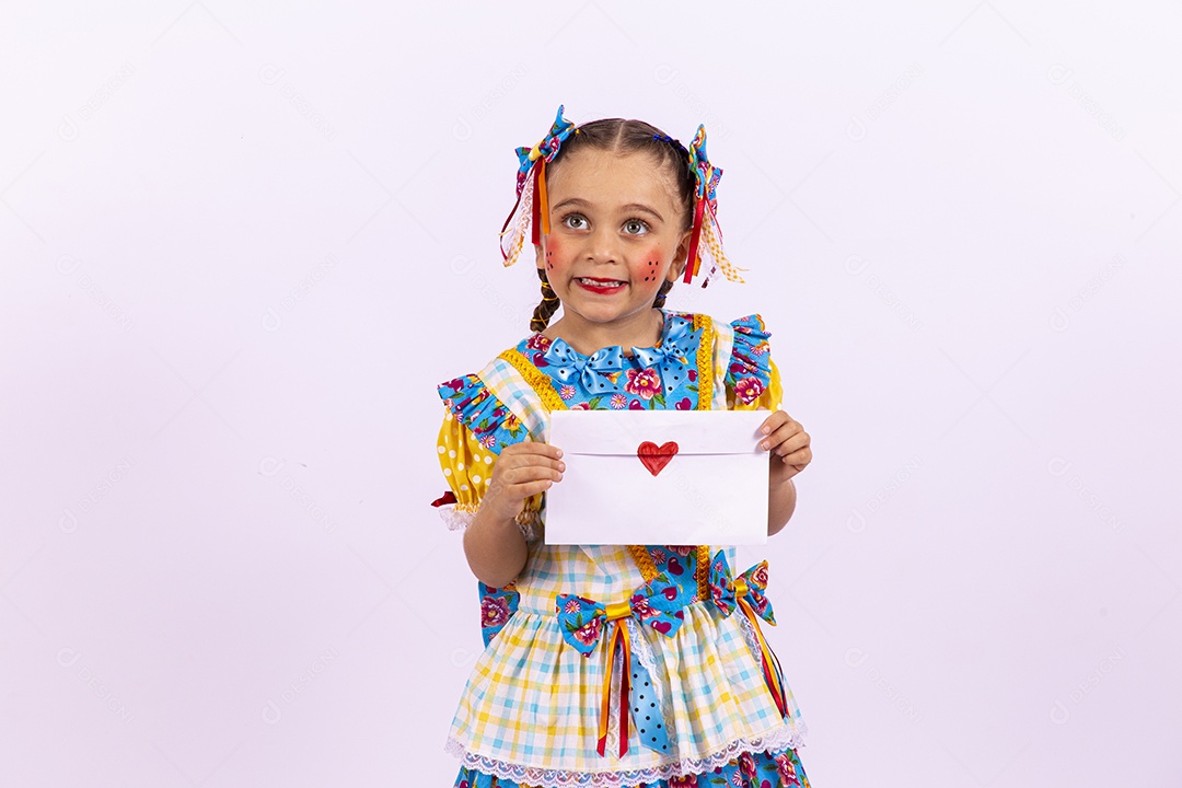 Menina feliz com vestido de festa junina
