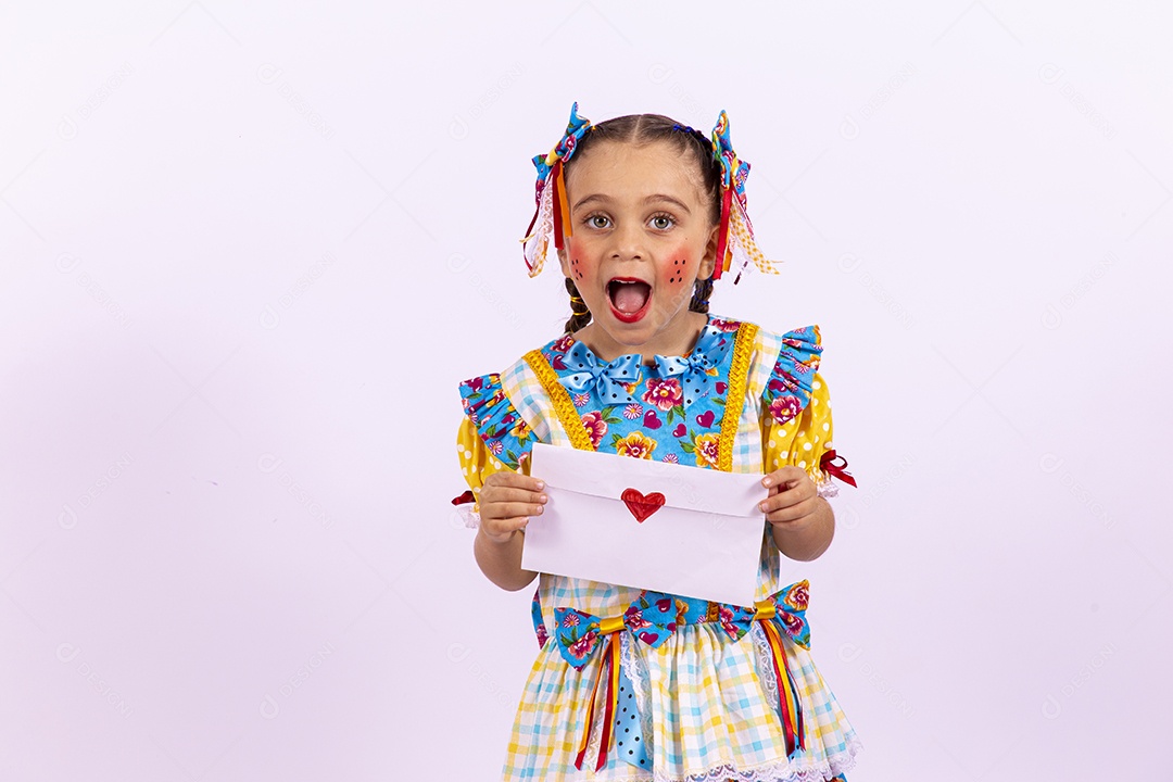 Menina feliz com vestido de festa junina