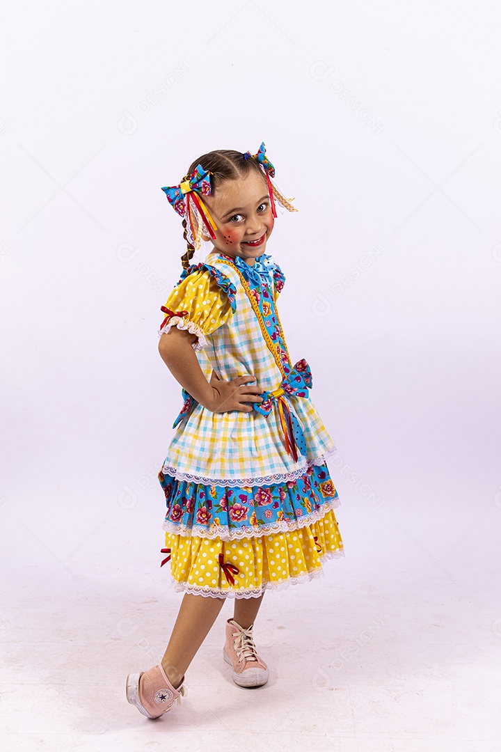 Menina feliz com vestido de festa junina