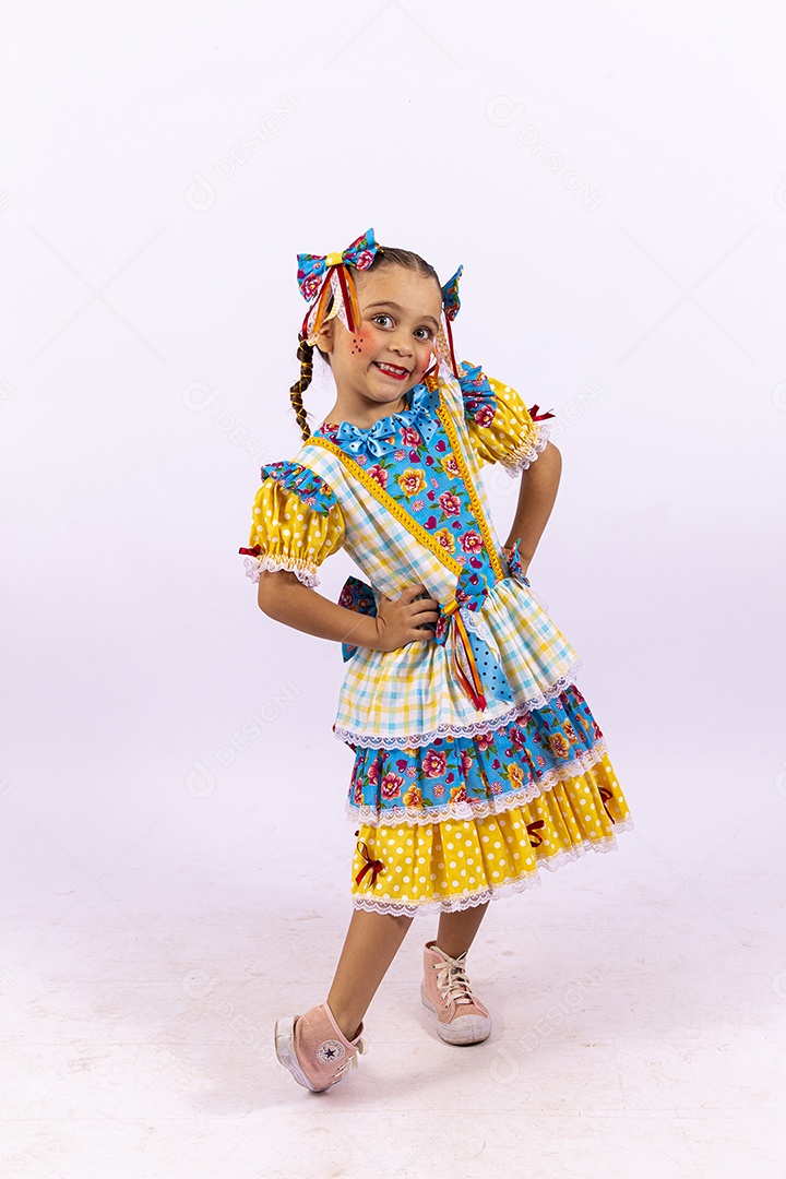 Menina feliz com vestido de festa junina
