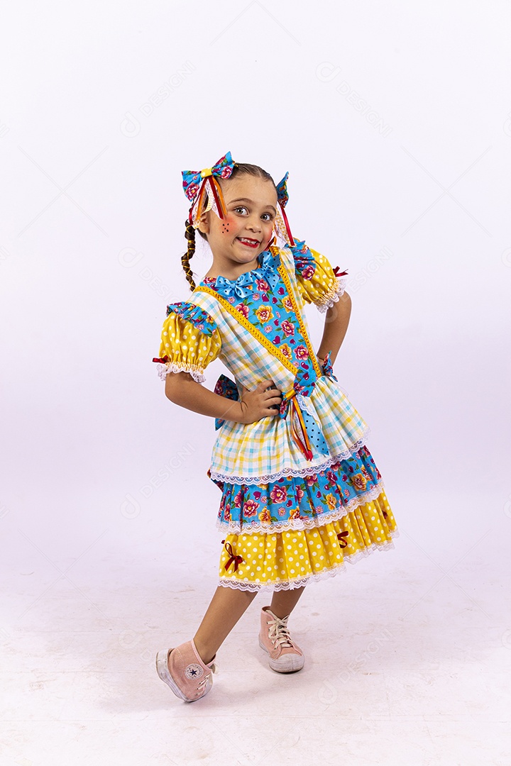 Menina feliz com vestido de festa junina