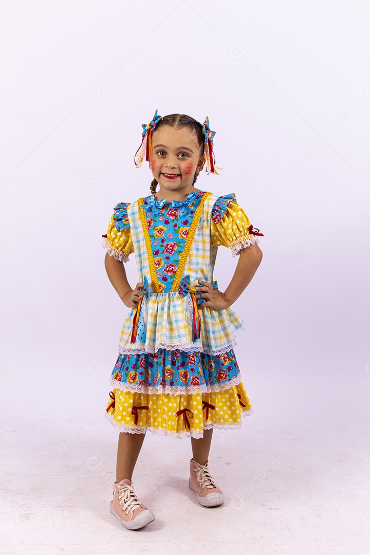 Menina feliz com vestido de festa junina