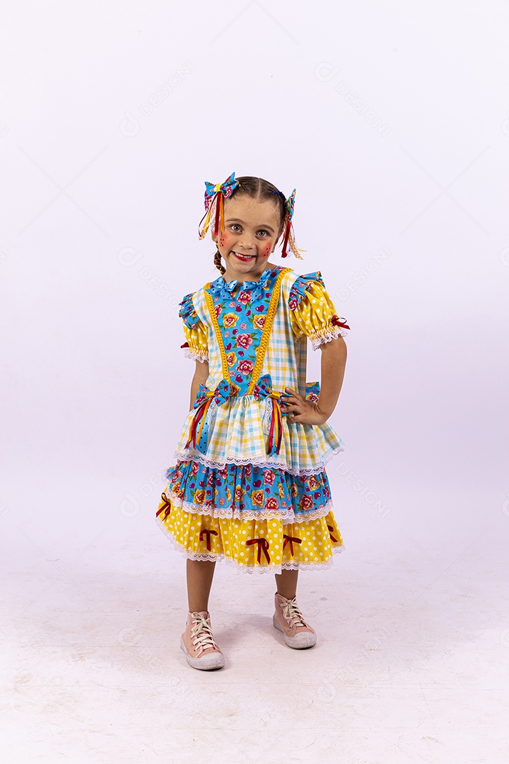 Menina feliz com vestido de festa junina