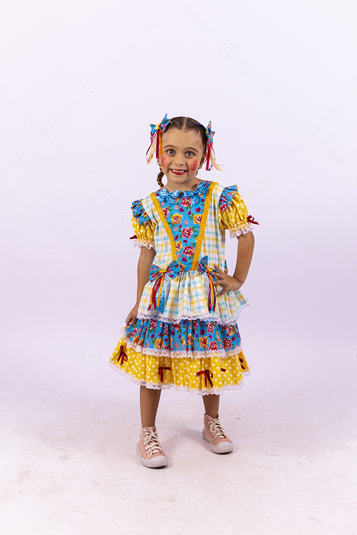 Menina feliz com vestido de festa junina