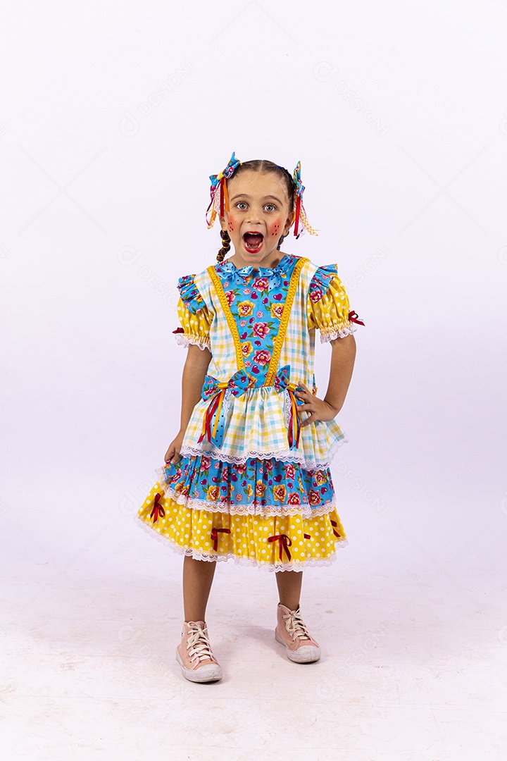 Menina feliz com vestido de festa junina