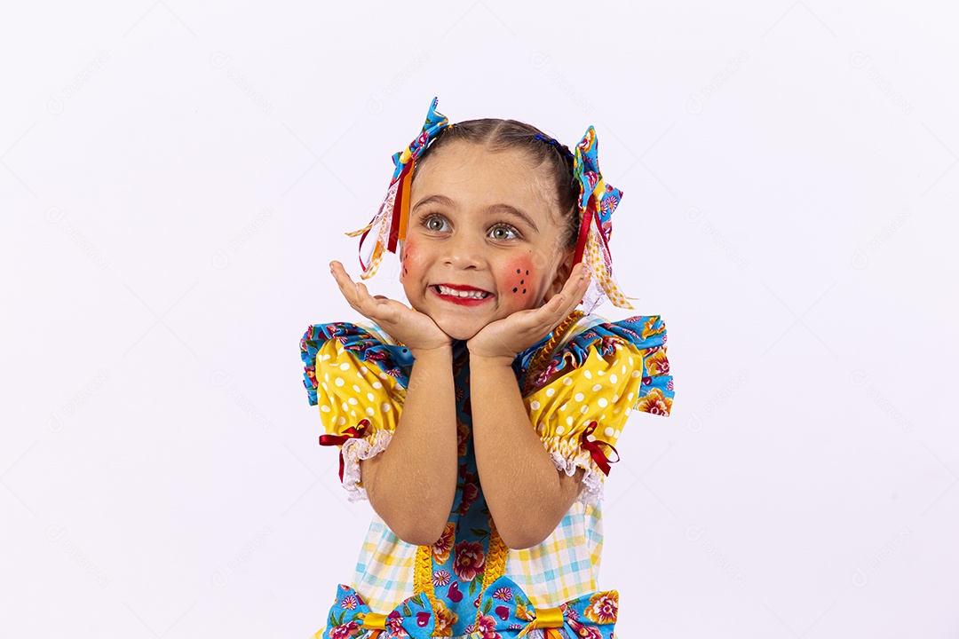Menina feliz com vestido de festa junina