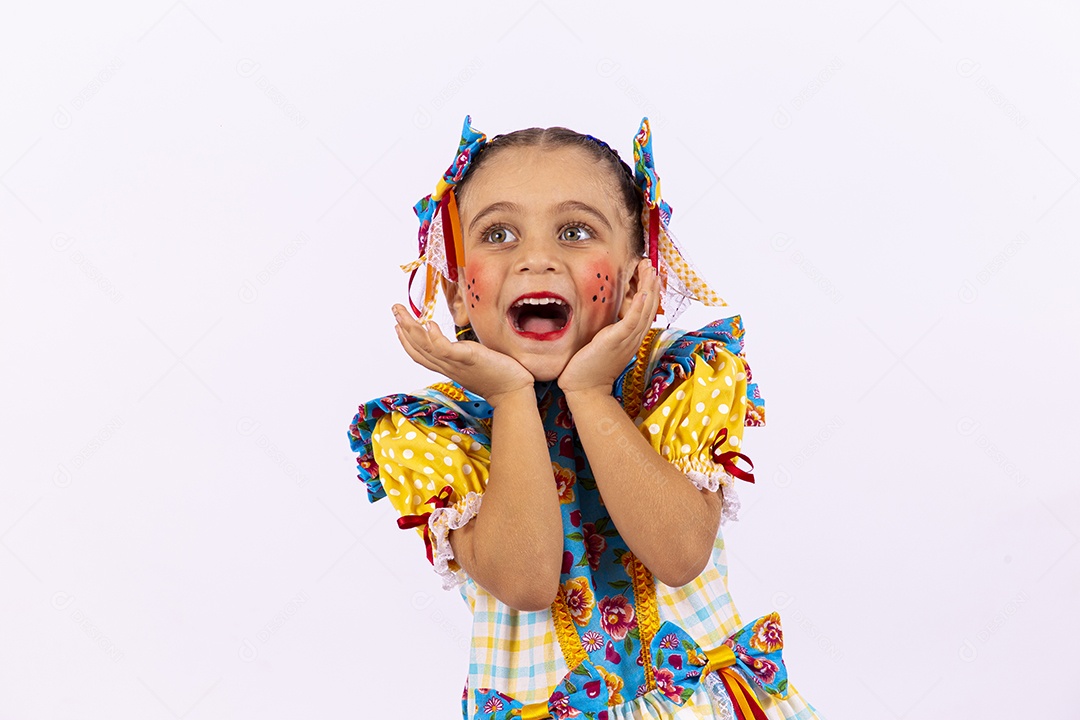Menina feliz com vestido de festa junina