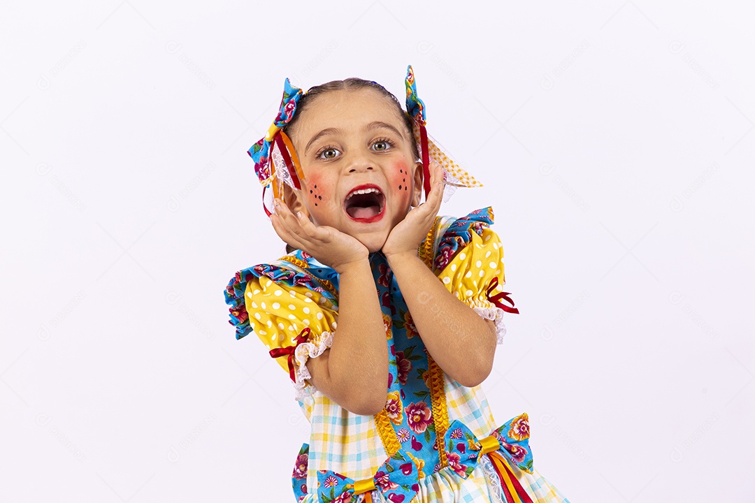 Menina feliz com vestido de festa junina