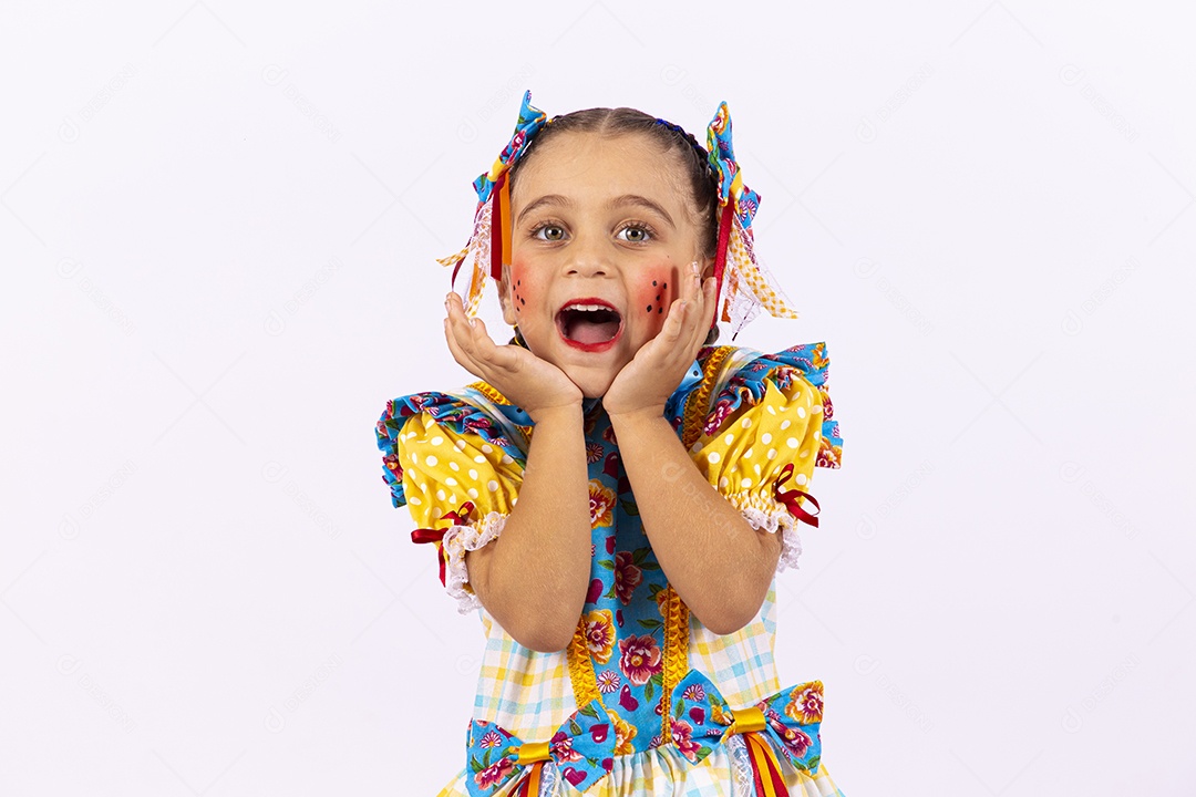 Menina feliz com vestido de festa junina