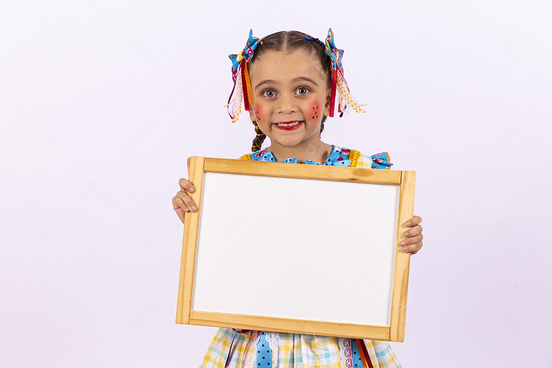 Menina feliz com vestido de festa junina