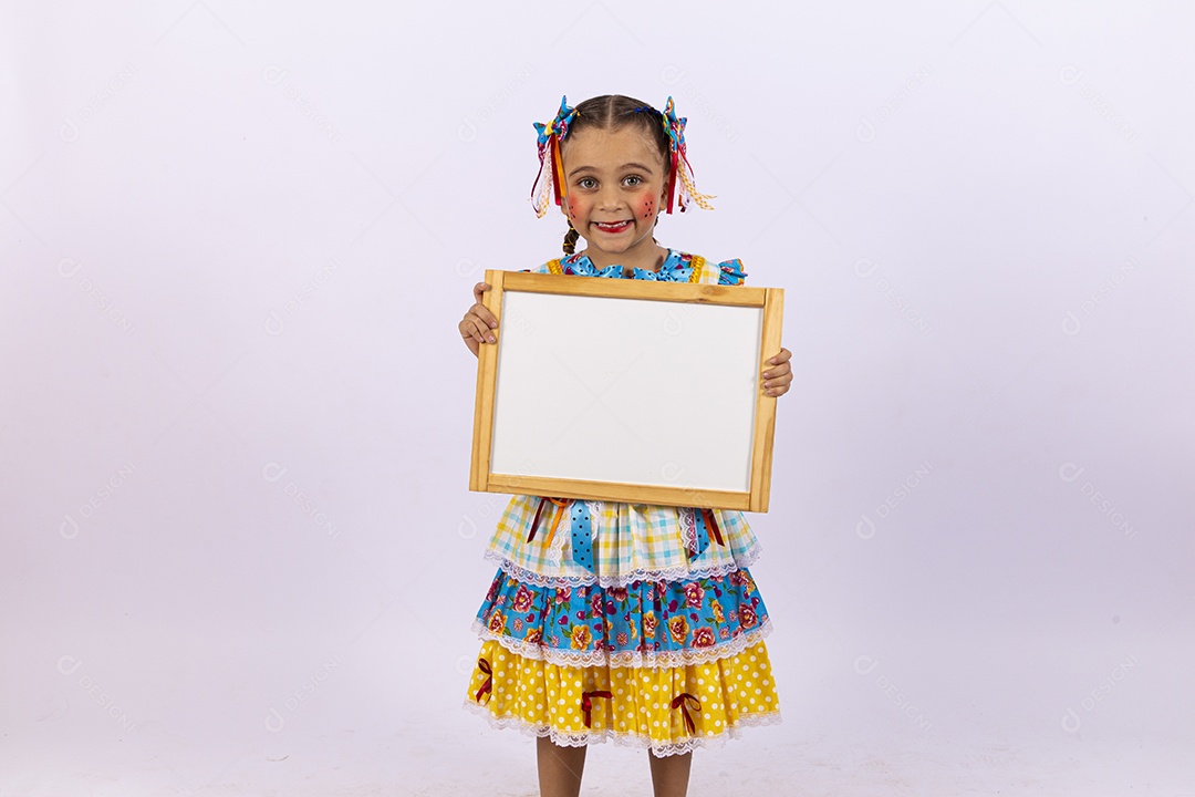 Menina feliz com vestido de festa junina