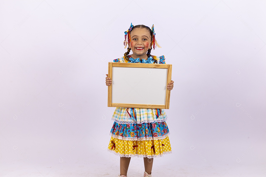 Menina feliz com vestido de festa junina