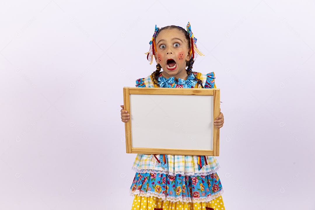 Menina feliz com vestido de festa junina