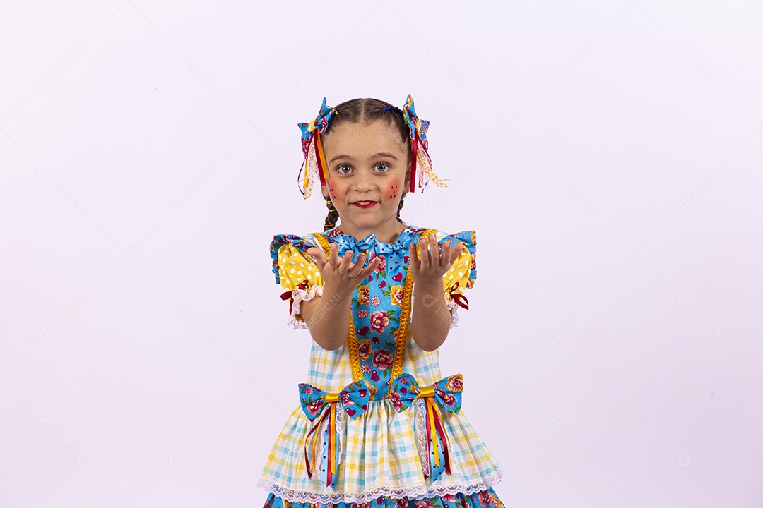 Menina feliz com vestido de festa junina