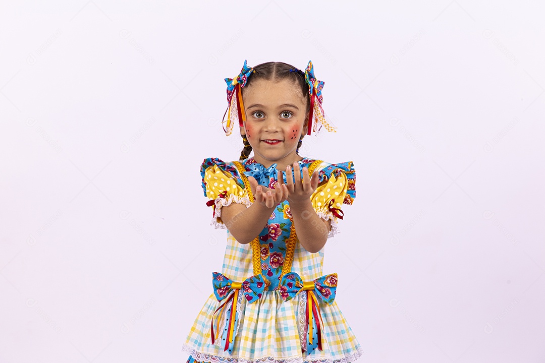 Menina feliz com vestido de festa junina