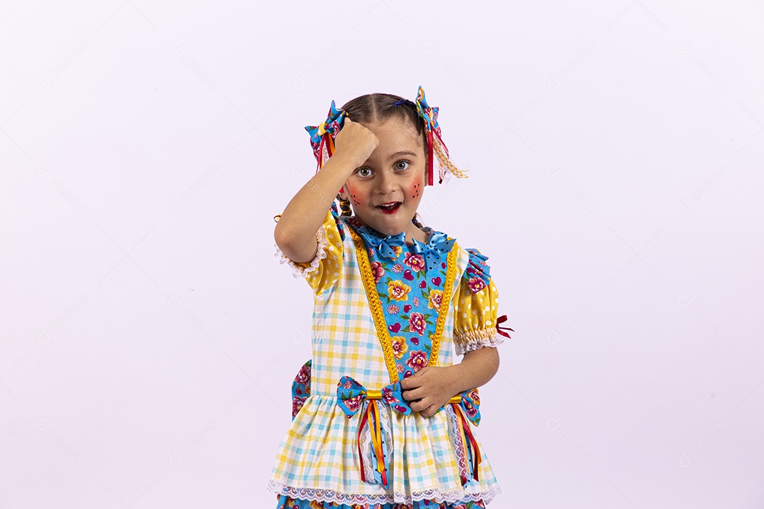 Menina feliz com vestido de festa junina
