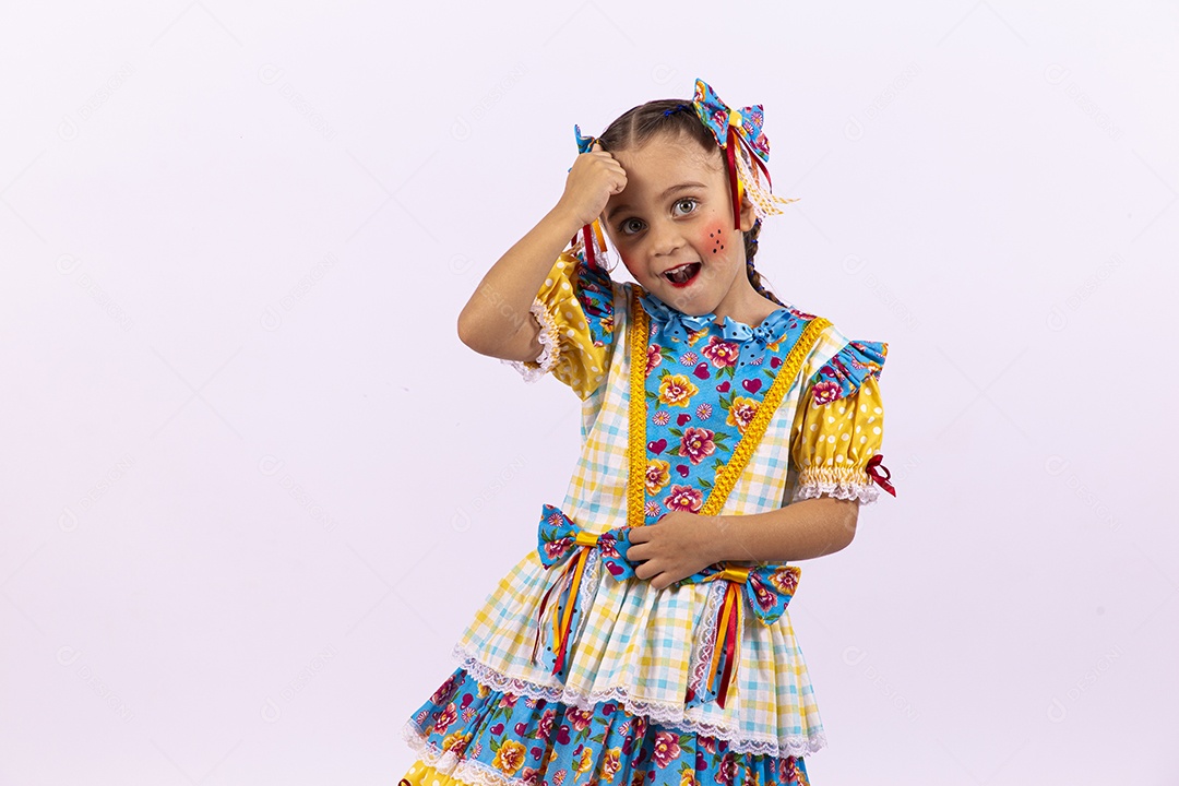 Menina feliz com vestido de festa junina