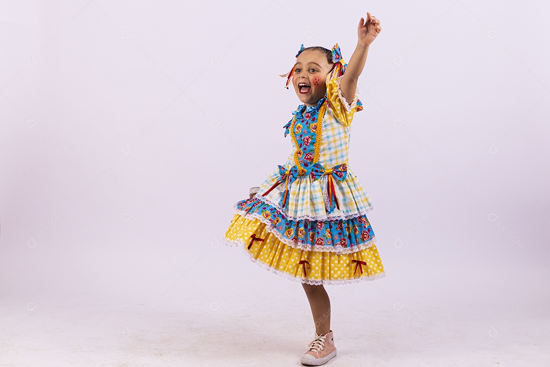 Menina feliz com vestido de festa junina