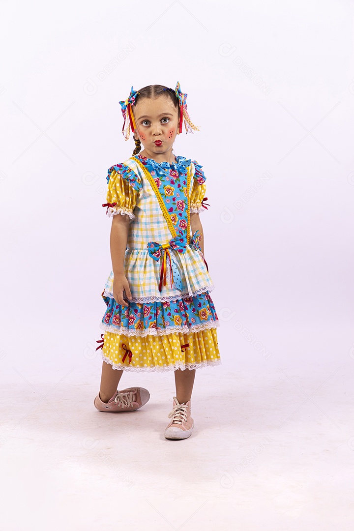 Linda menina com vestido de festa junina