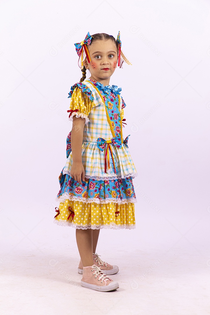 Linda menina com vestido de festa junina