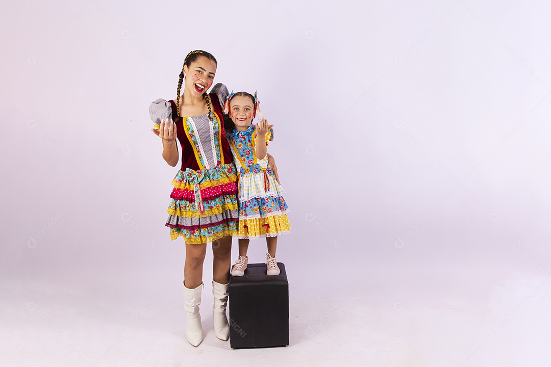 Lindas meninas com vestido de festa junina