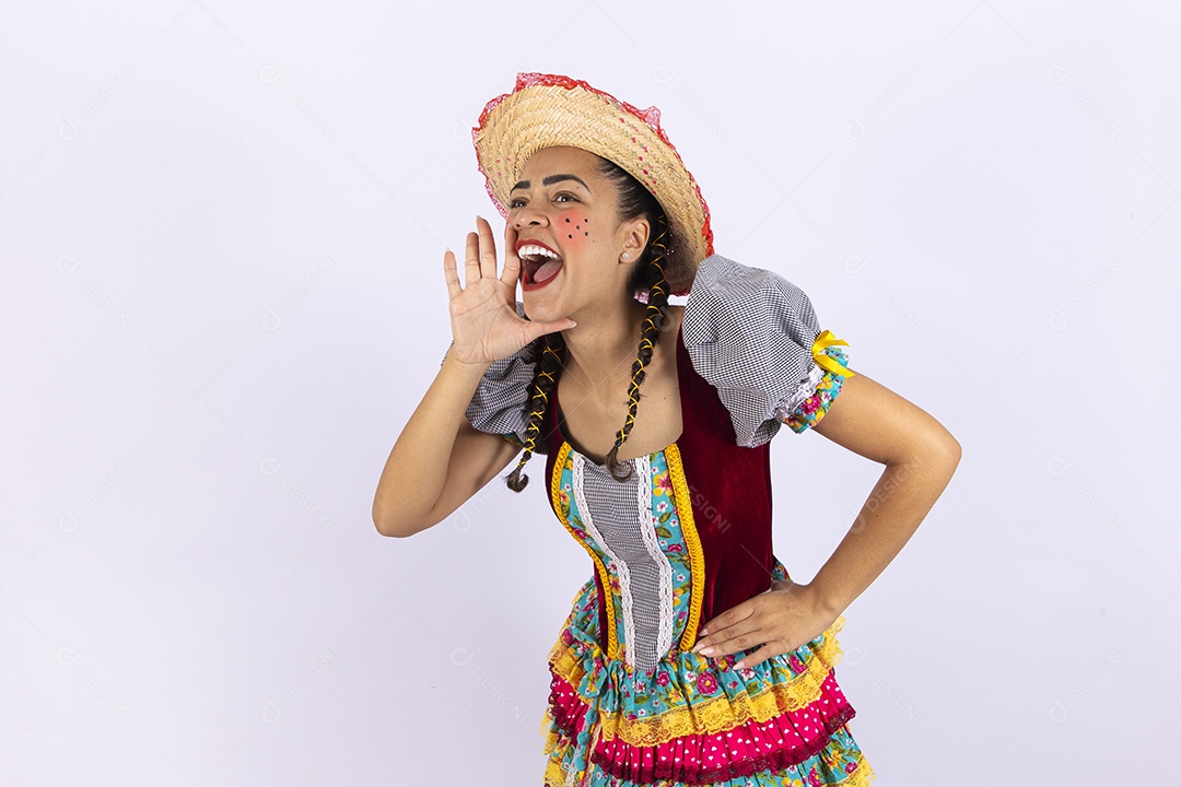 Linda mulher com vestido de festa junina