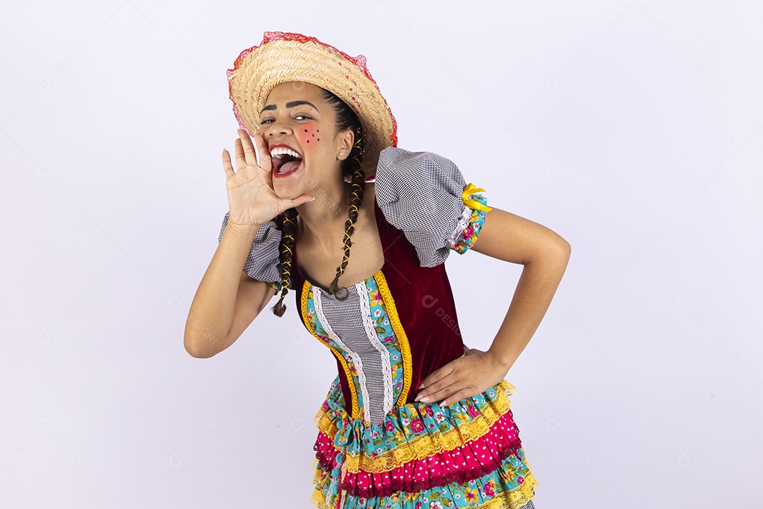 Linda mulher com vestido de festa junina
