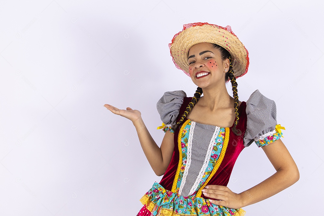Linda mulher com vestido de festa junina