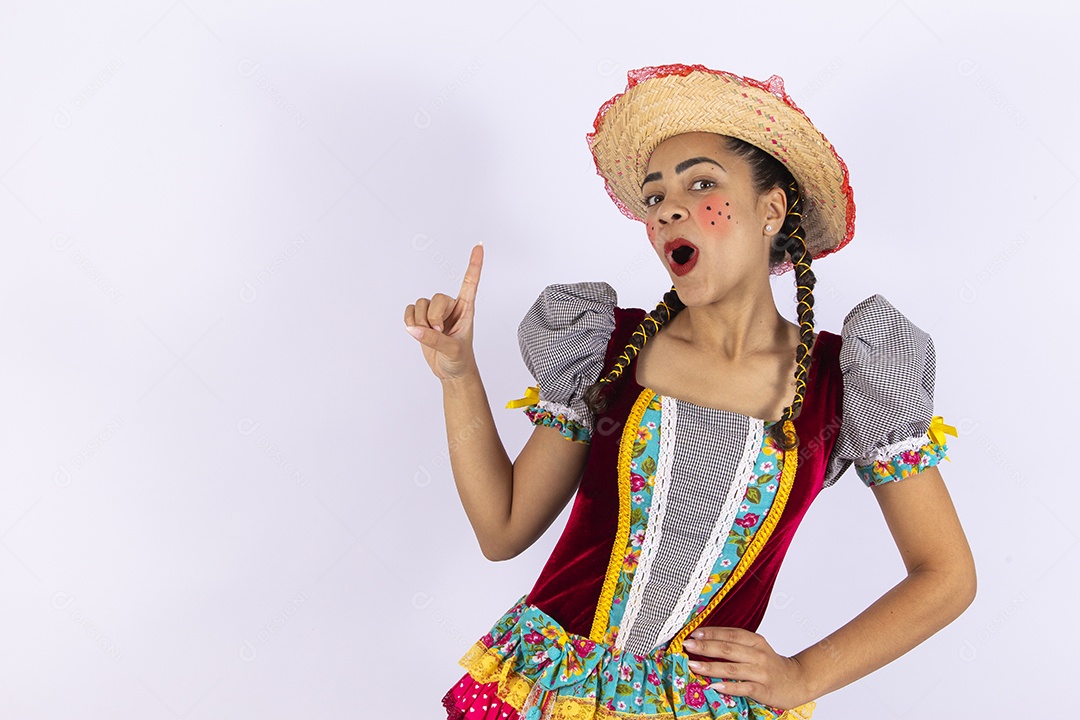 Linda mulher com vestido de festa junina