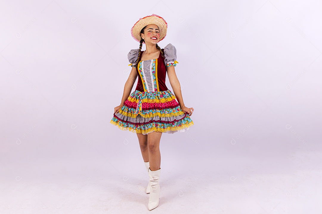 Linda mulher com vestido de festa junina