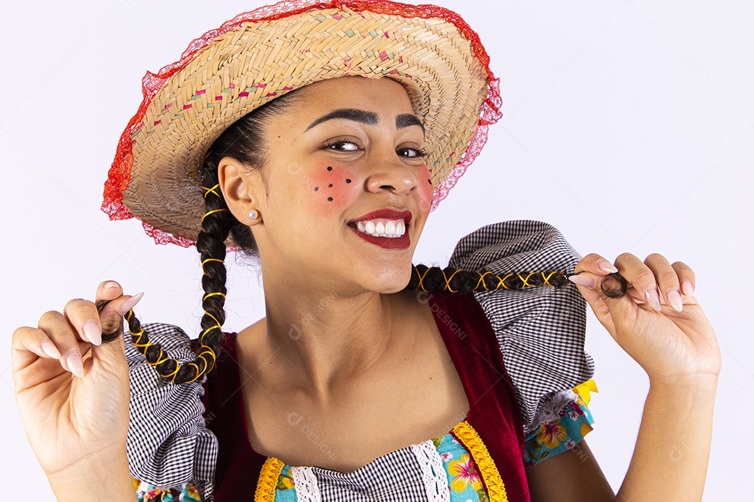 Jovem mulher fantasiada para comemorar festa junina