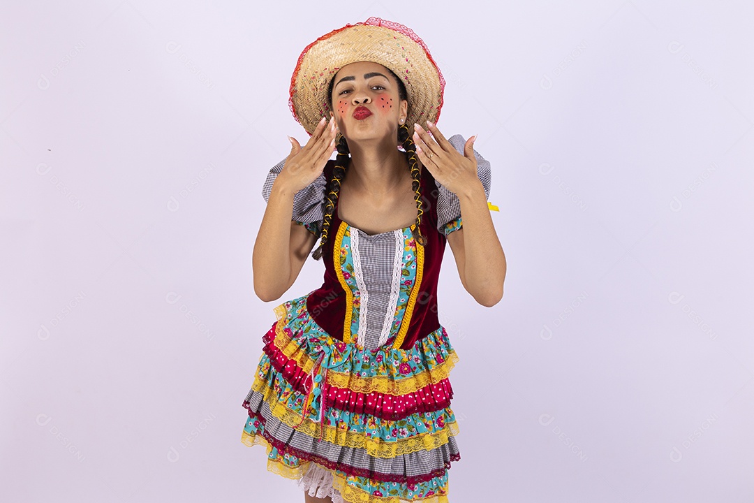 Jovem mulher fantasiada para comemorar festa junina