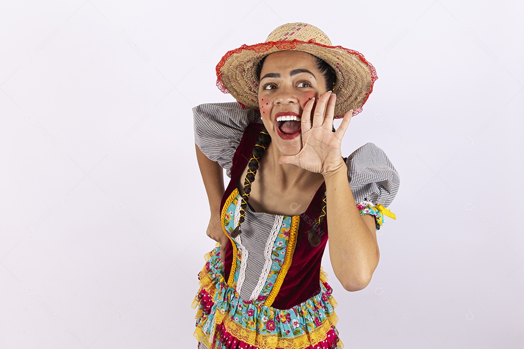 Jovem mulher fantasiada para comemorar festa junina