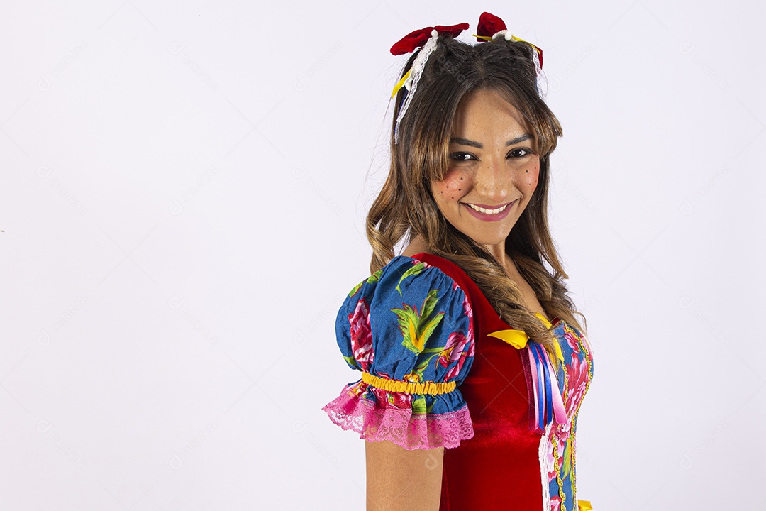 Linda garota jovem com vestido para festa junina