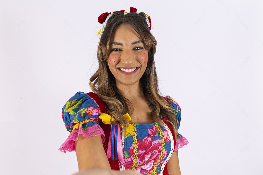 Linda garota jovem com vestido para festa junina