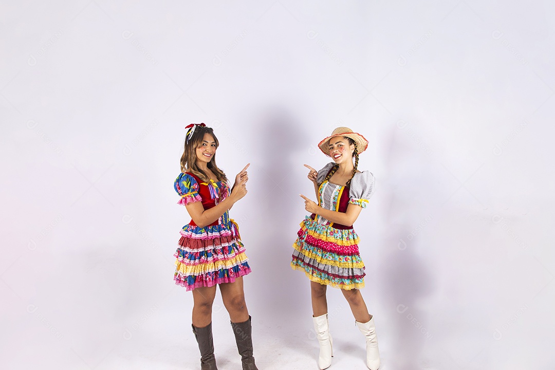 Lindas jovens com vestido de festa junina