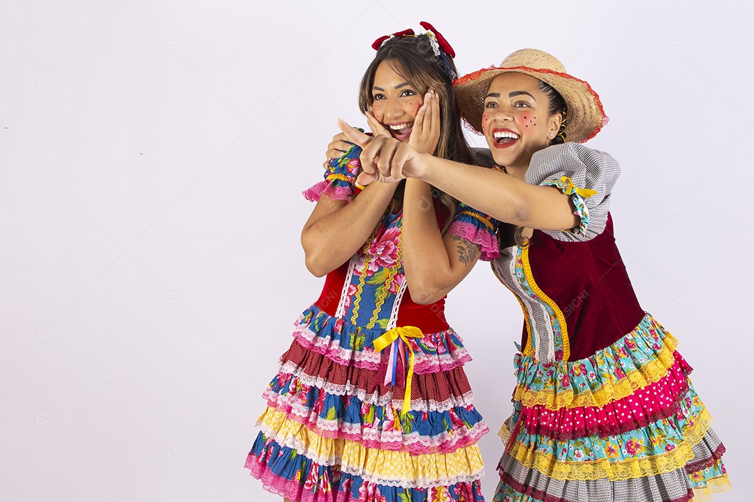 Jovens mulheres fantasiada para comemorar festa junina