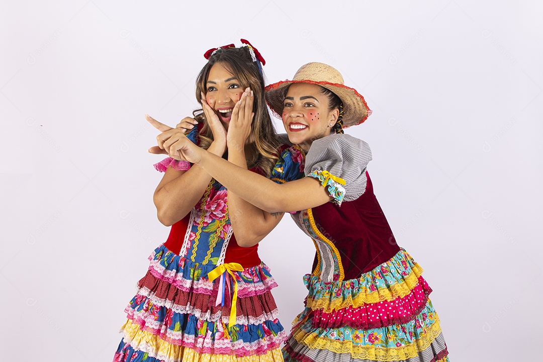 Jovens mulheres fantasiada para comemorar festa junina